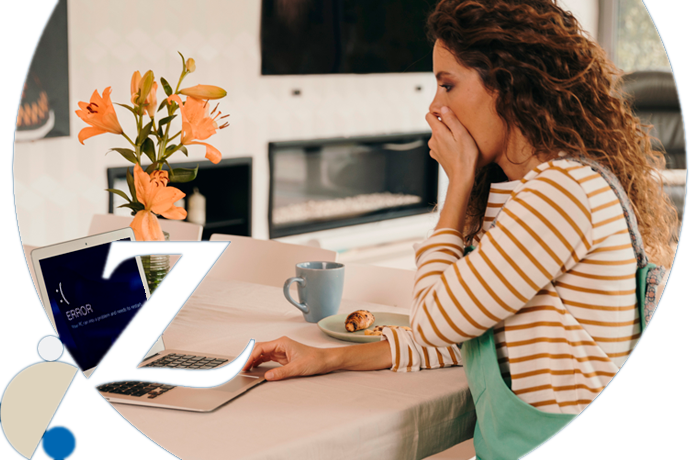 chica asustada frente a pantalla de error del ordenador