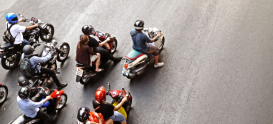 Varios motorista circulando por una carretera en grupo