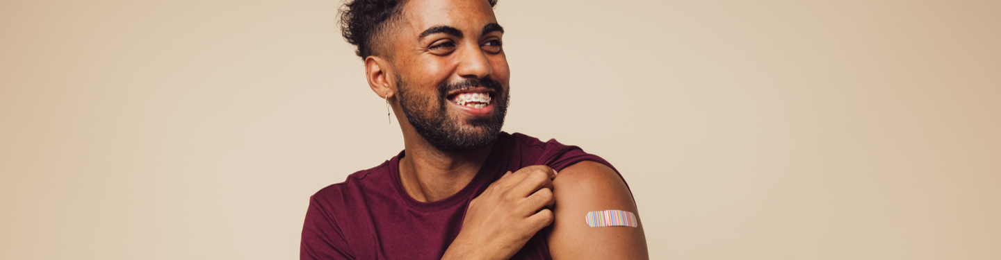 Chico vacunado de la COVID-19