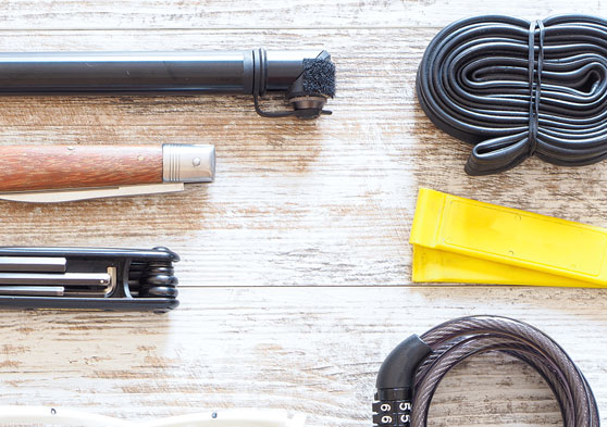 Accesorios de bicicleta expuestos para circular y mantenimiento