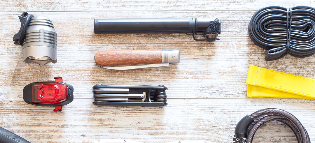 Accesorios de bicicleta expuestos para circular y mantenimiento