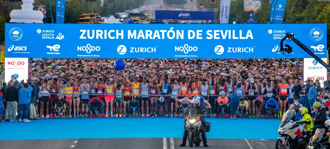 Corredores preparados en la salida de la Zurich Maratón Sevilla