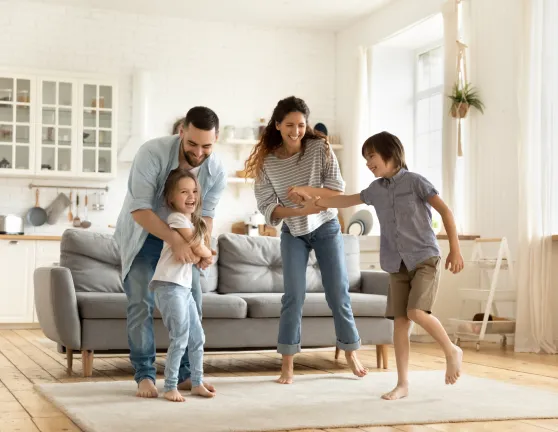 Familia jugando en el salón de su casa