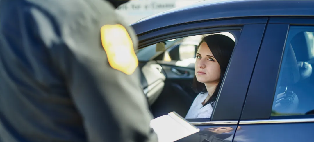 Mujer dentro de su coche en un atestado policial 