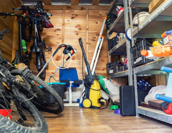 Trastero lleno de bicicletas y artículos para el hogar