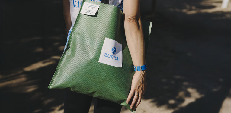chica llevando una bolsa de lona reciclada Zurich