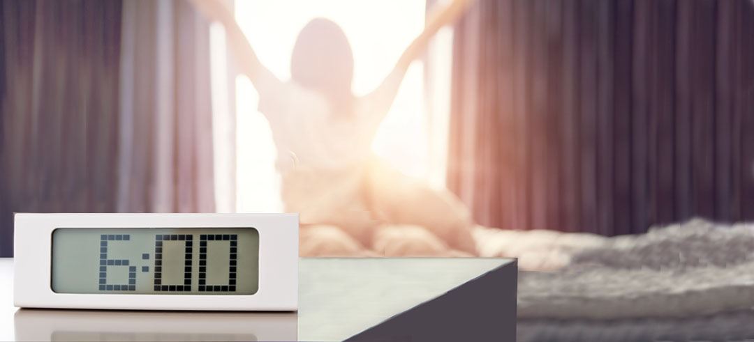 Persona despertándose a las 6 de la mañana en una habitación