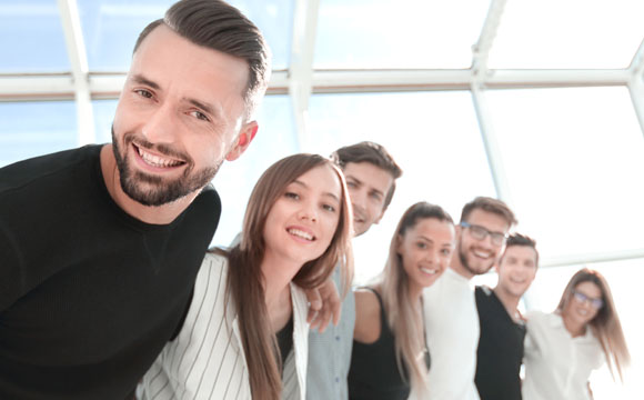 personas en fila mirando a cámara