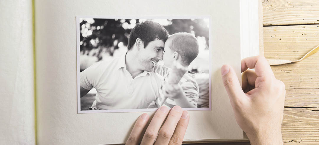 Álbum de fotos que muestra a un padre con su hijo en blanco y negro